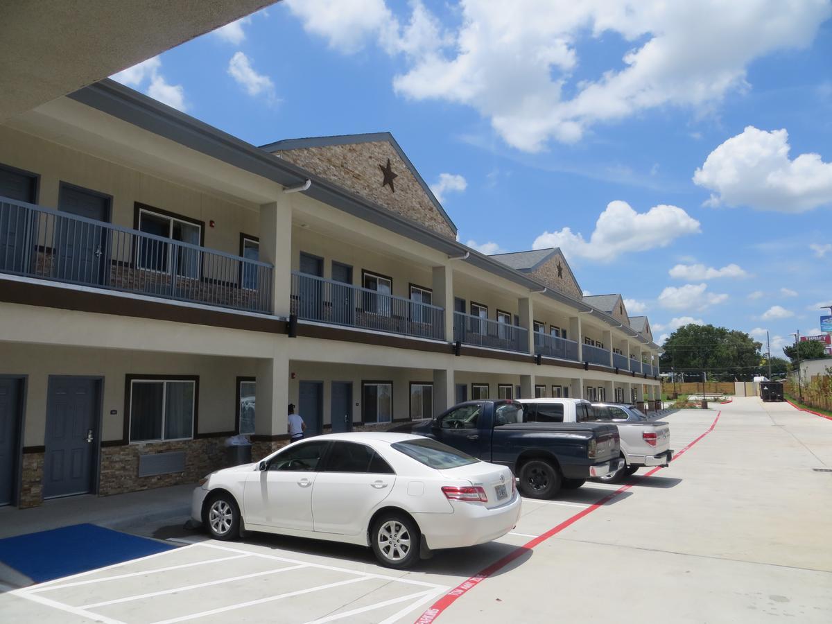 Americas Inn & Suites Iah North Humble Exterior photo
