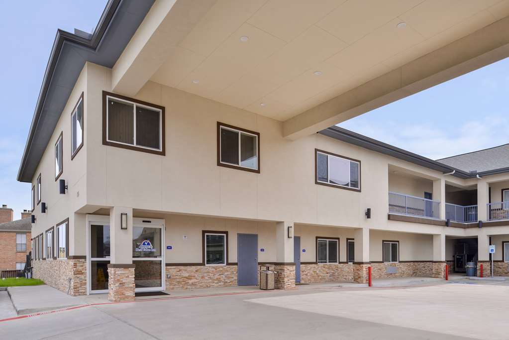 Americas Inn & Suites Iah North Humble Exterior photo